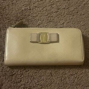 Salvatore Ferragamo Vara Bow Wallet Zip Around Continental Bow Accent Beige